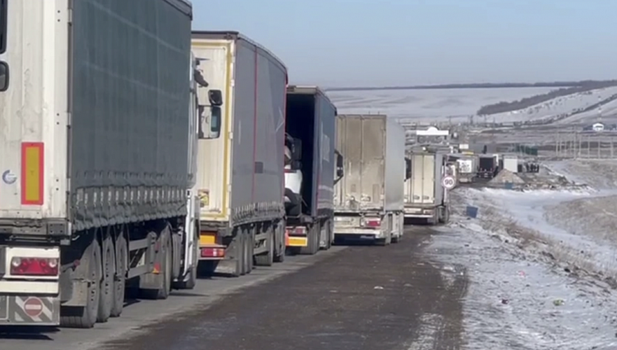 Около 500 грузовиков скопились на границе Казахстана и России
