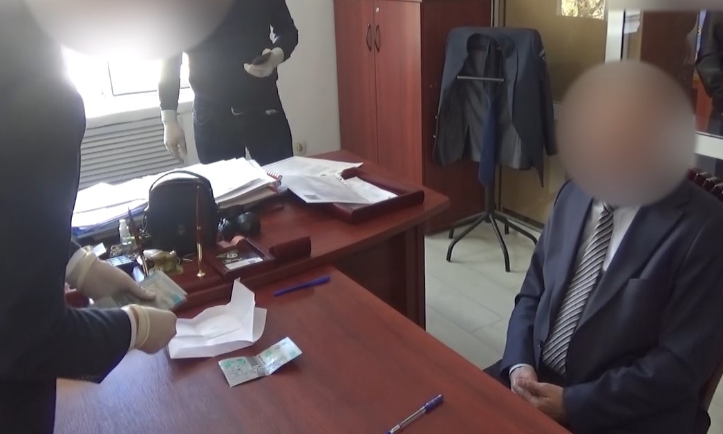 Взятка за покровительство в Таразе: чиновник и представители завода осуждены