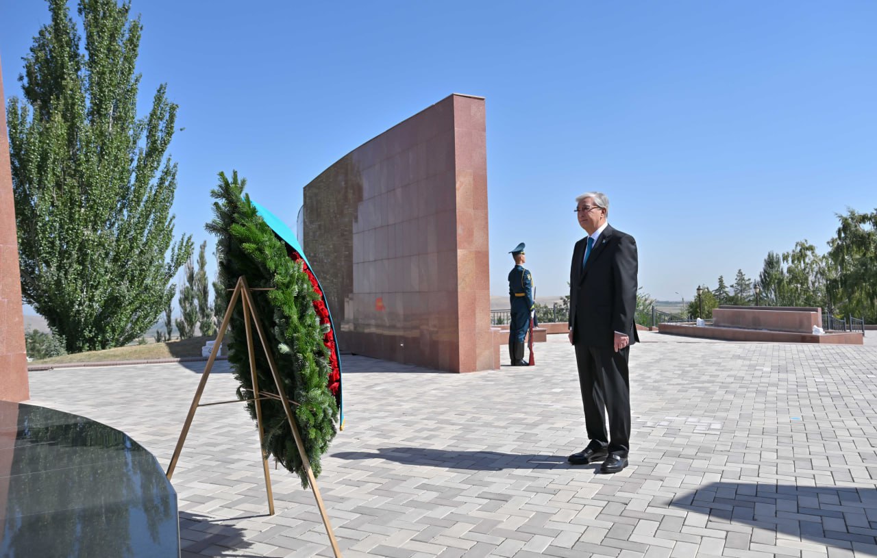 Токаев почтил память жертв 1916 года в Кыргызстане