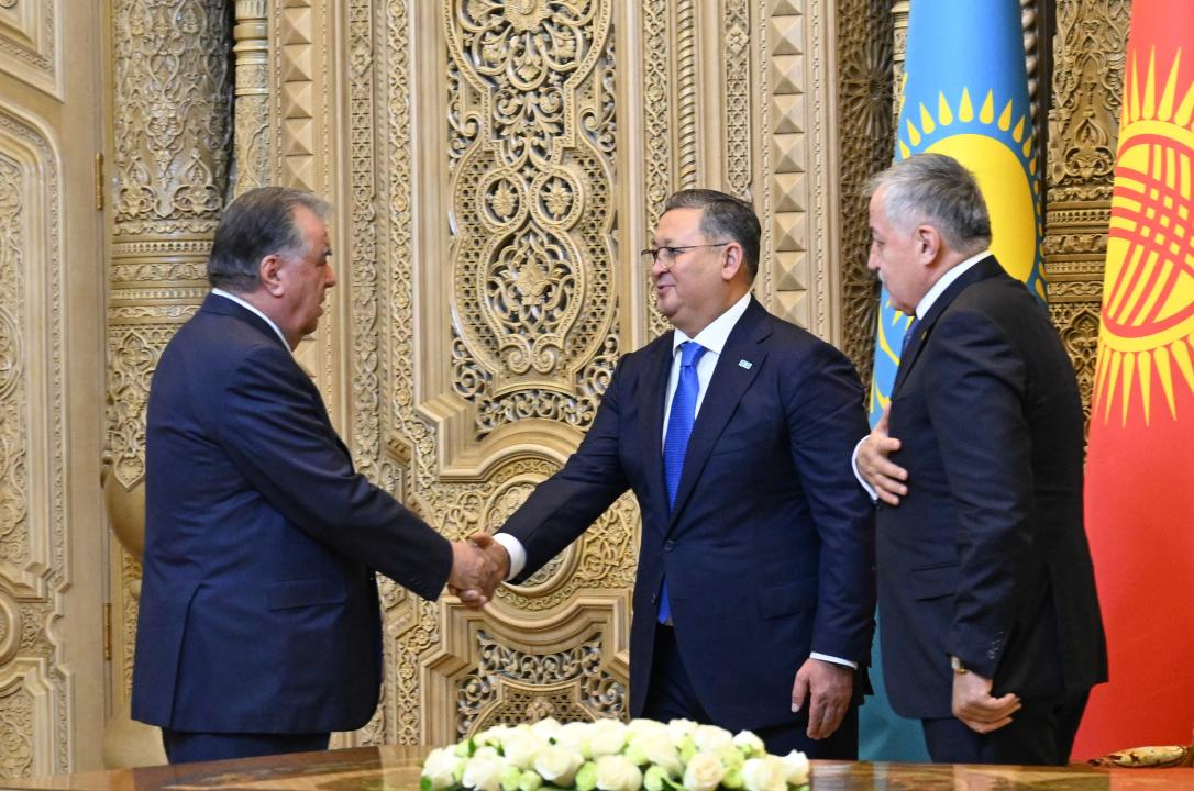Президент Таджикистана принял главу МИД Казахстана