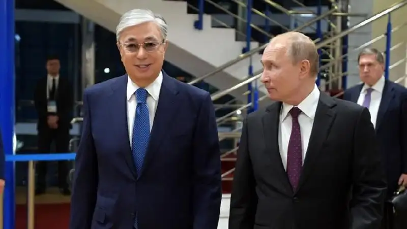 Токаев поздравил Путина с днем рождения
