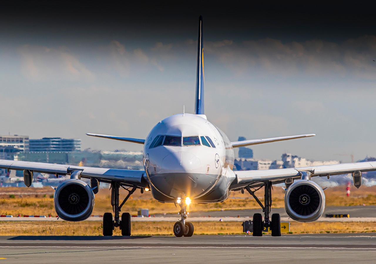 В аэропорту Алматы топливозаправщик задел самолет Lufthansa — начато расследование