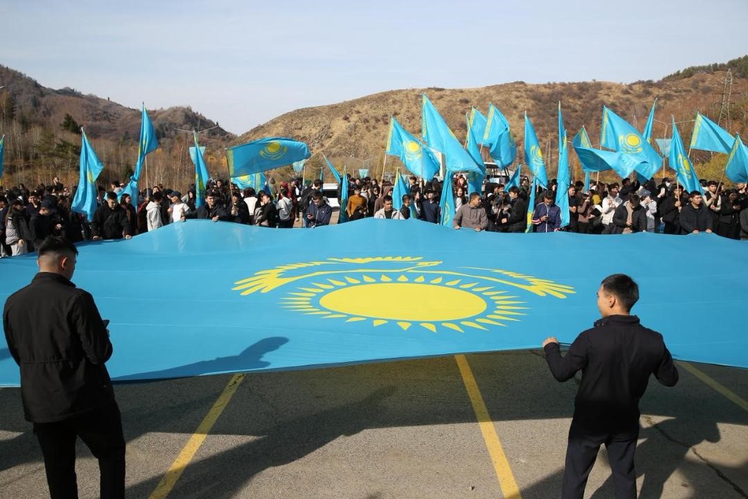 В Алматы подняли Государственный флаг в честь Дня Республики: символ единства и гордости Казахстана