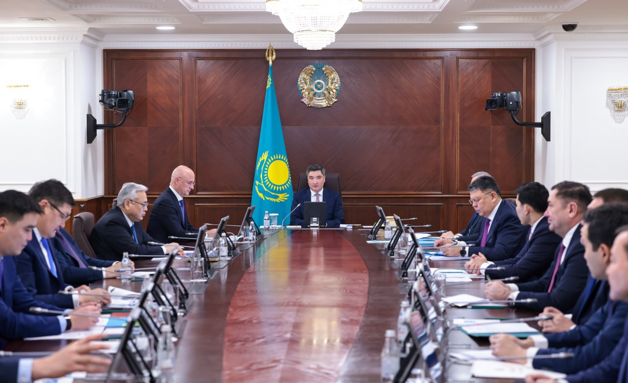 «Недоработка акиматов»: Бектенов выявил риски срыва сроков модернизации вокзалов