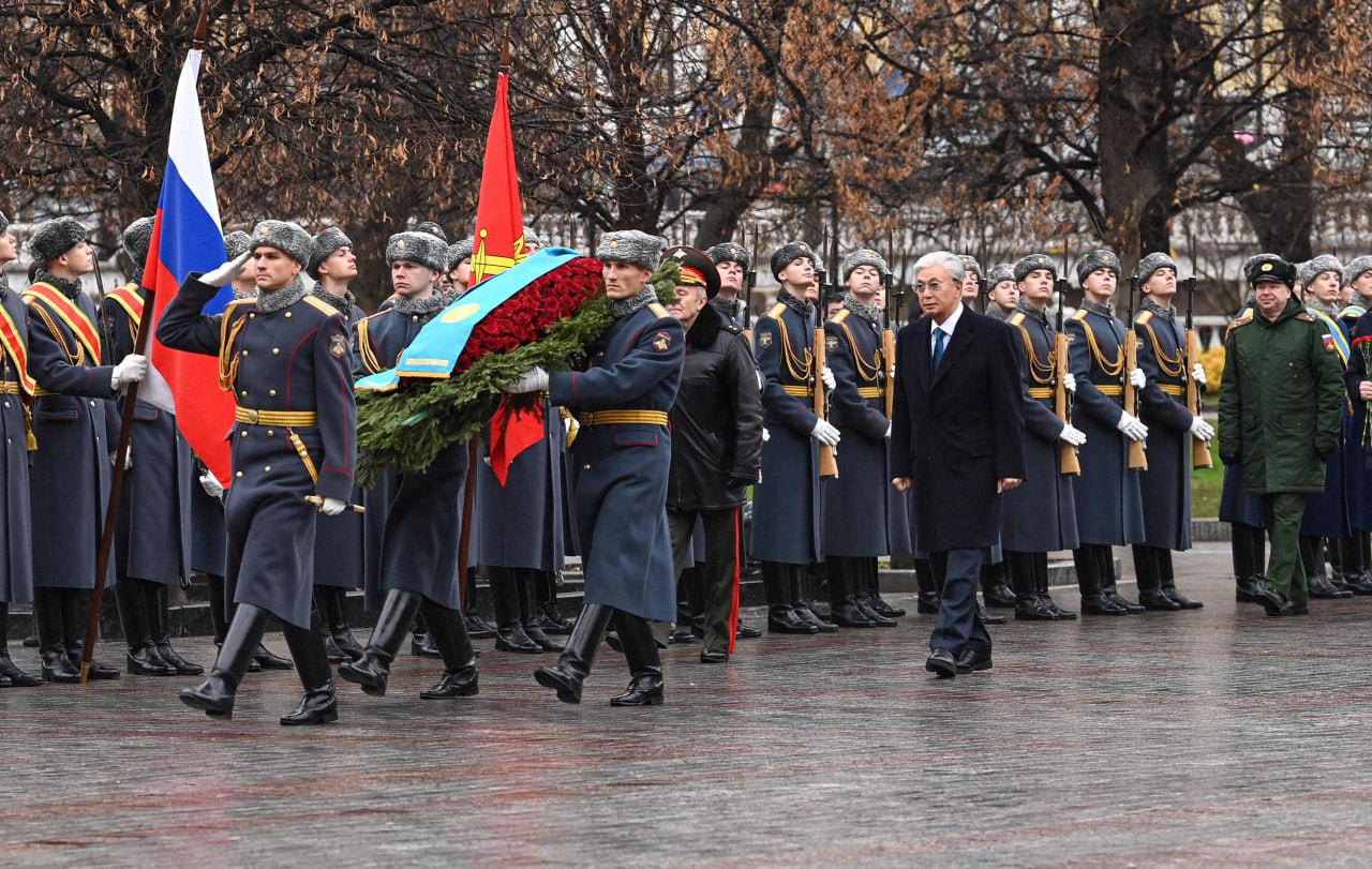 Токаев возложил цветы к памятнику-мемориалу "Могила неизвестного солдата"