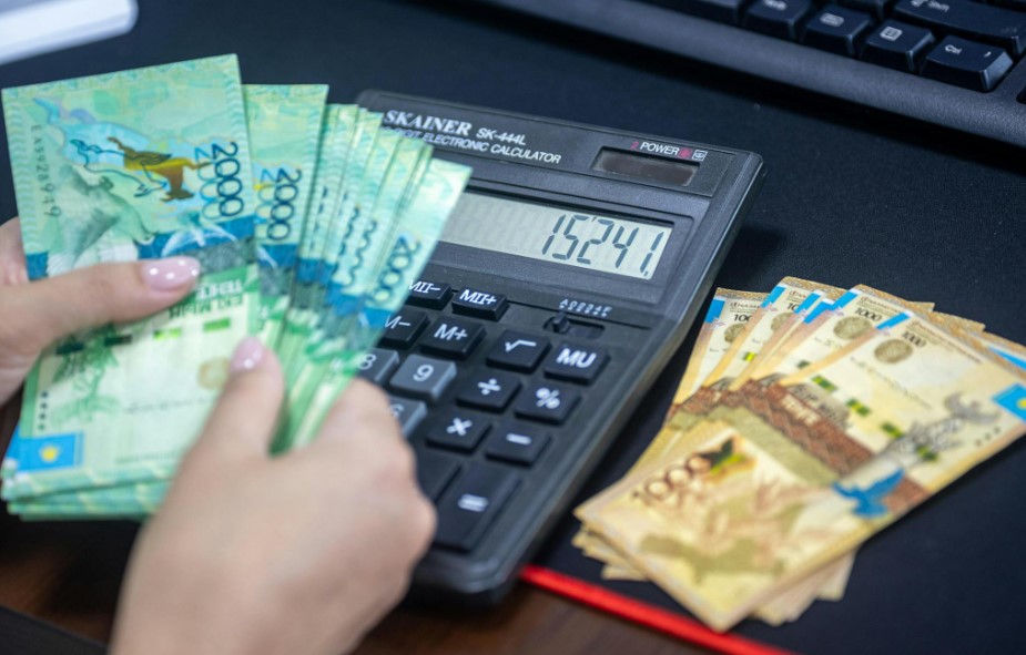 Казахстанцам будут блокировать счета за неуплату пенсионных взносов