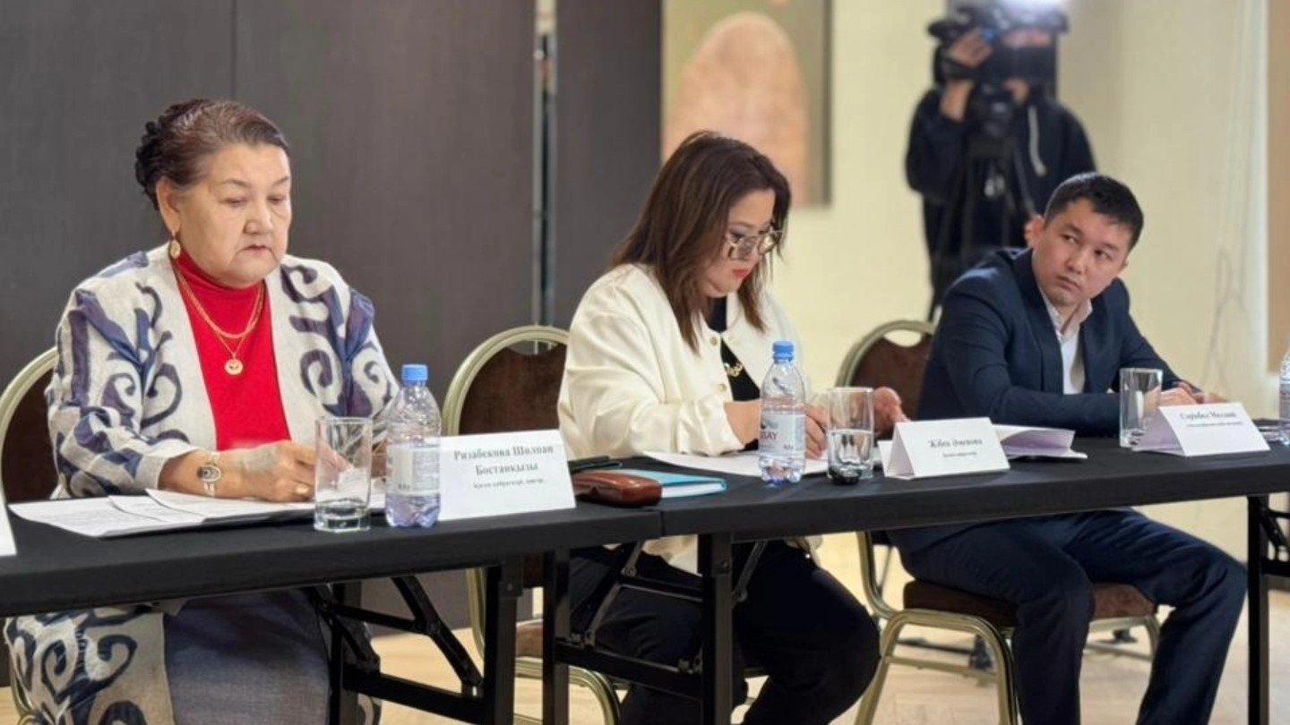 «Арсыз дүниелердің ықпалына қарсымыз». Алматыда ЛГБТ насихатына қарсы заң талқыланды