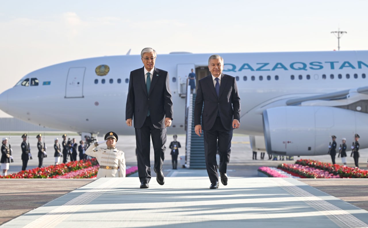 Токаева торжественно встретили в Ташкенте