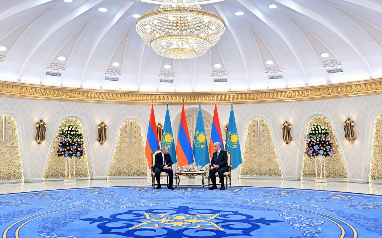 Токаев провёл переговоры с премьер-министром Армении