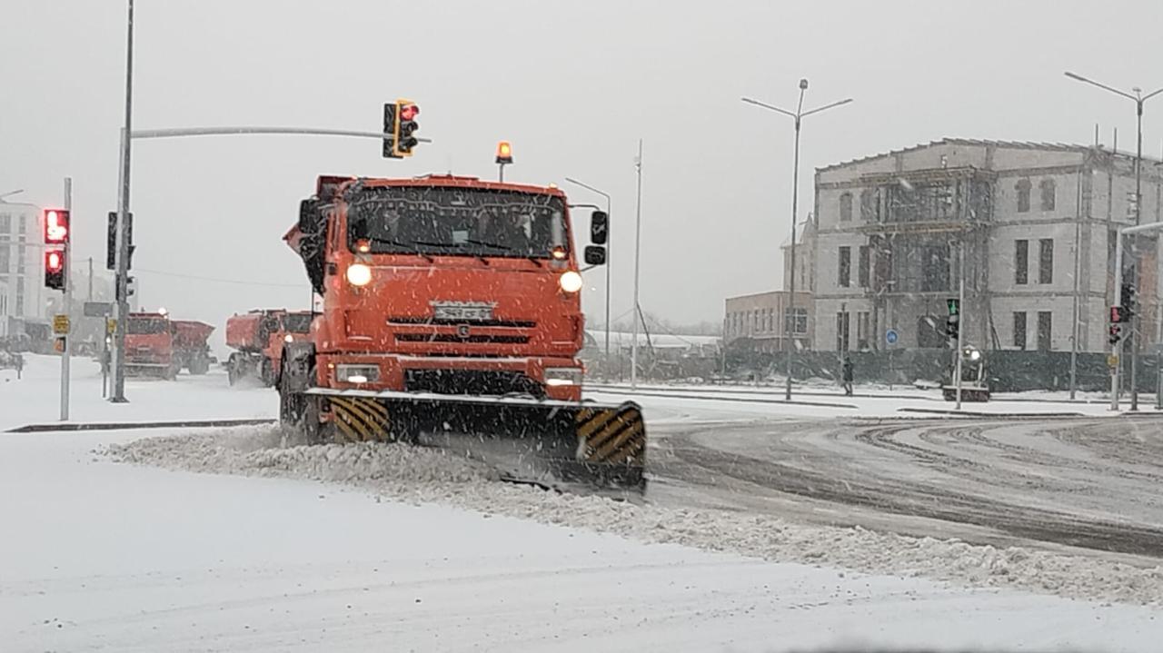 Снегопад в столице: более 3 тысяч рабочих вышли на улицы Астаны