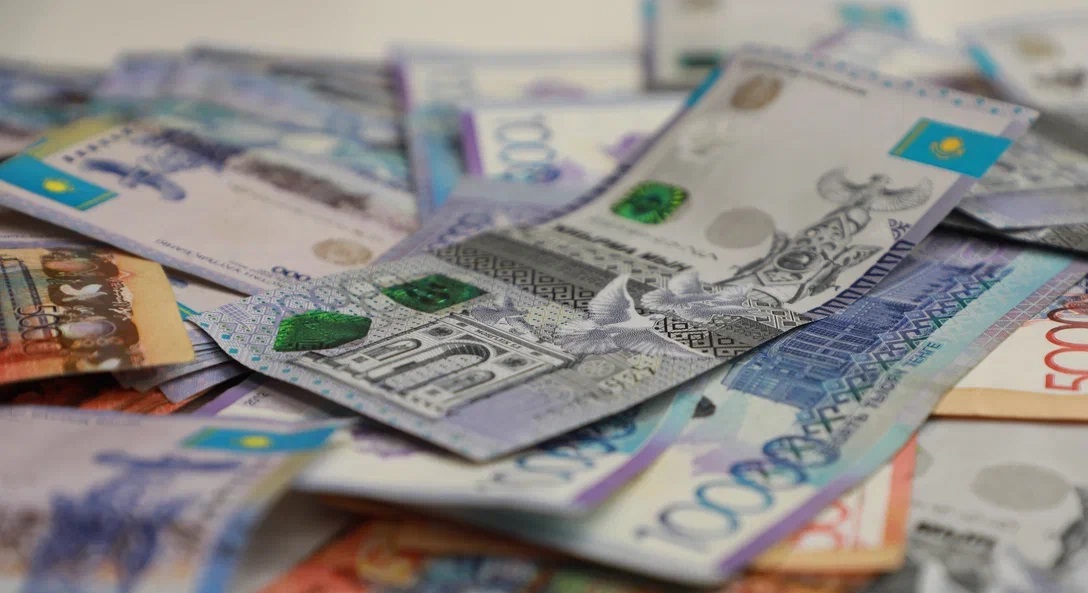 Зарплаты замерли, пенсии выросли: что изменится для казахстанцев с 2026 года