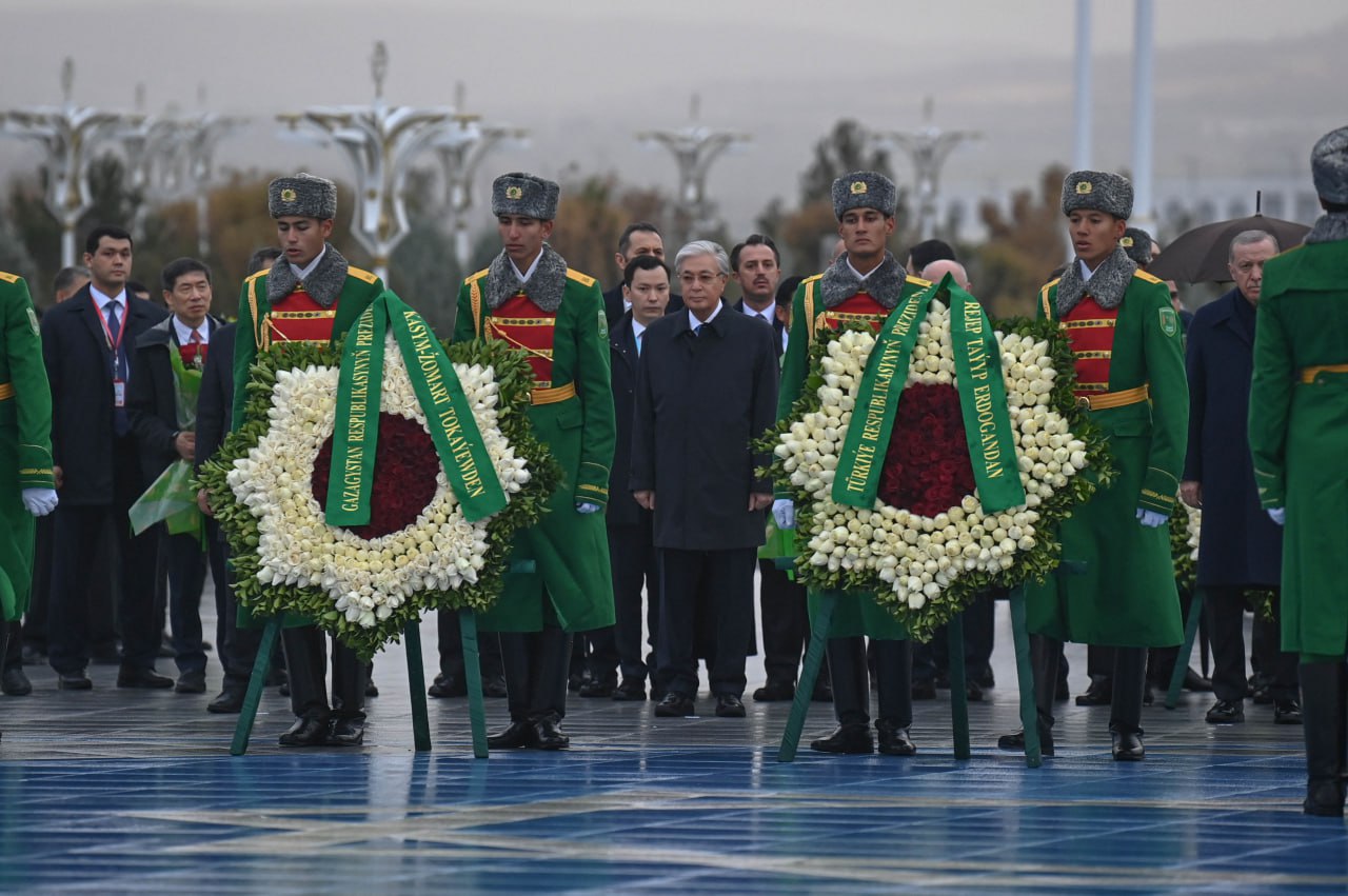 Токаев возложил венок к Монументу Нейтралитета в Ашхабаде
