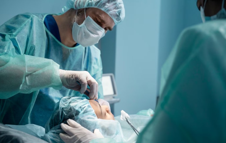 В Казахстане приостановлен прием заявок на пластические операции за счет пенсионных излишков