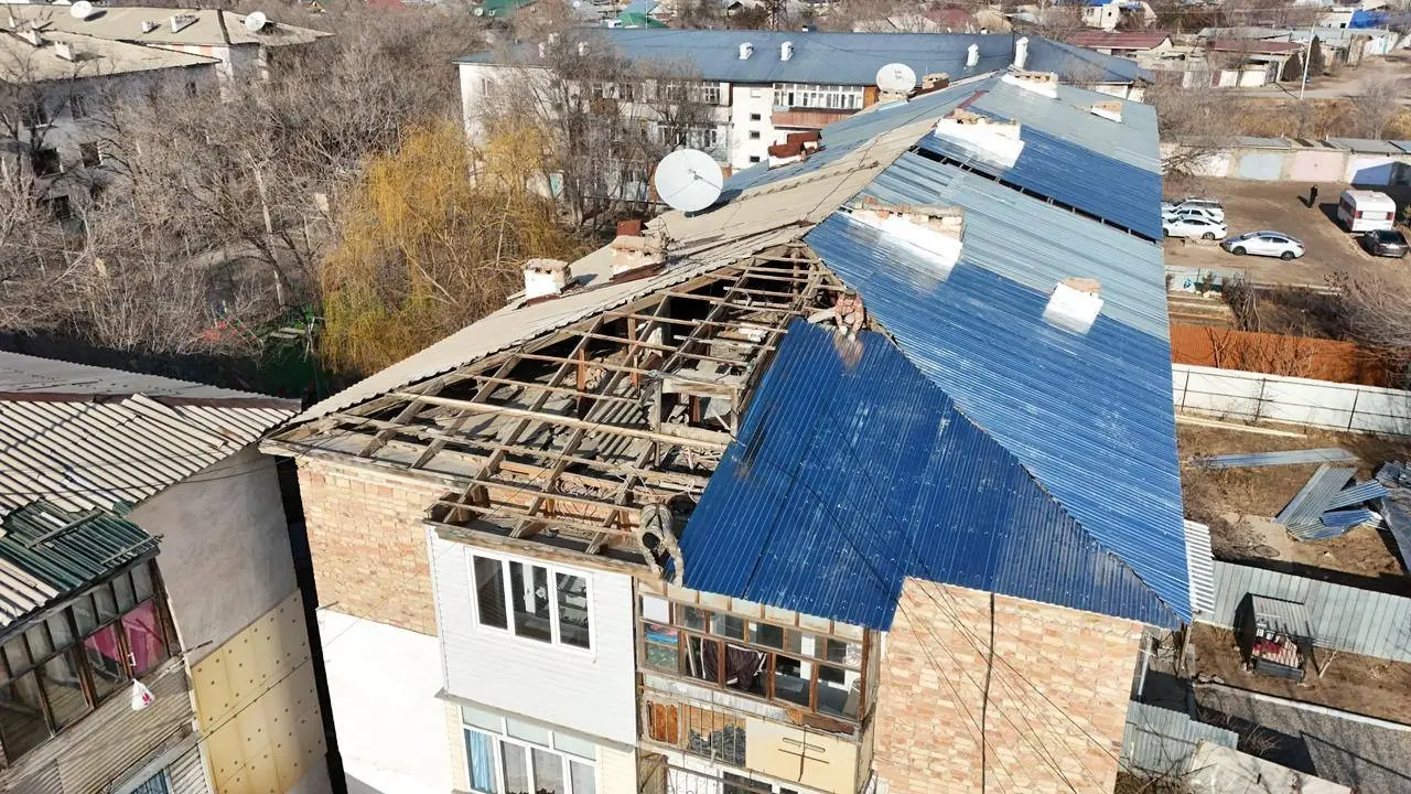 Сильный ветер сорвал кровли домов: в Конаеве объявили режим ЧС