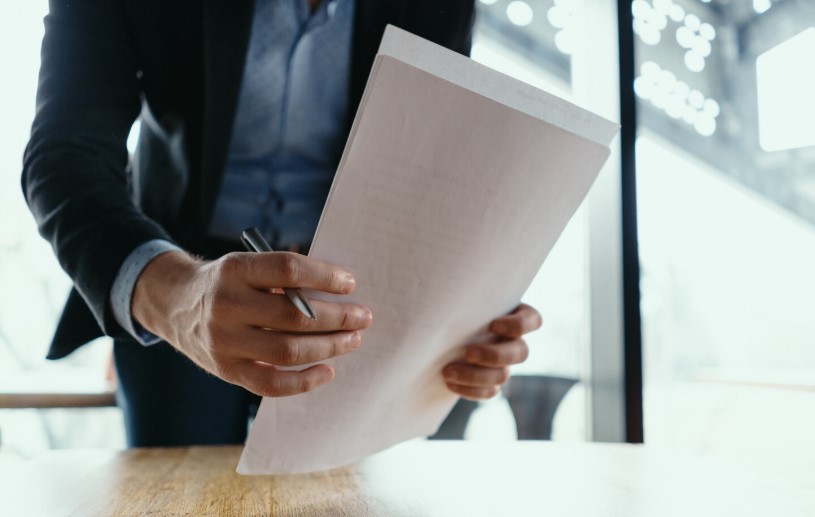 Новые правила для госслужащих и возвращение активов: Сенат принял закон