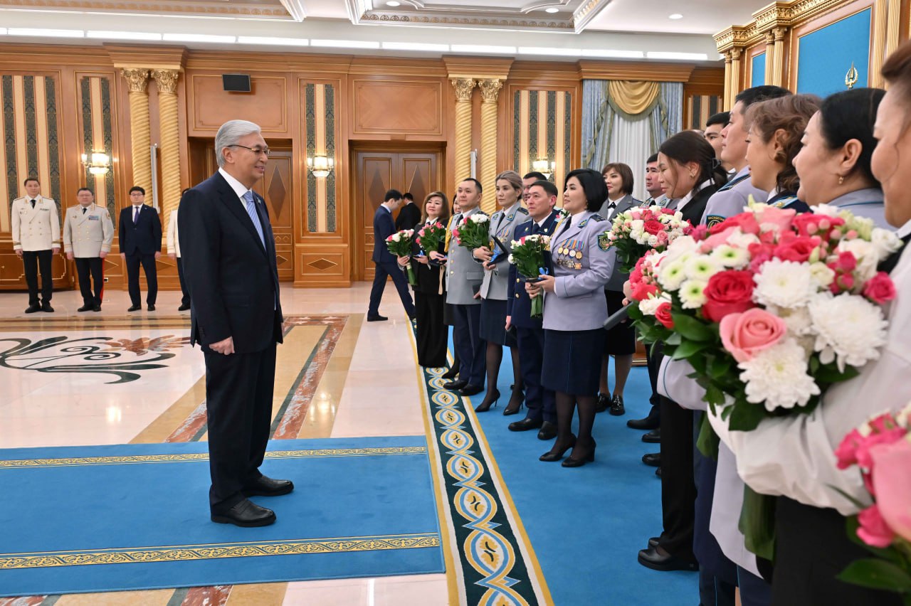 Токаев отметил заслуги силовиков и прокуроров, подарив квартиры