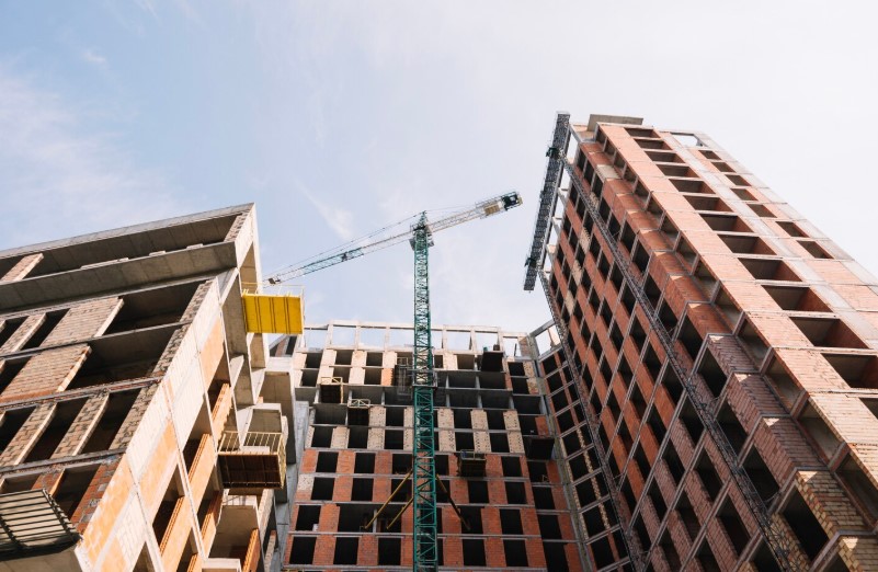 Качество под угрозой: Токаев раскритиковал застройщиков столицы