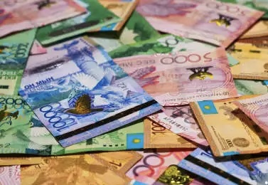 Казахстанцы начали массово снимать пенсионные накопления на лучевую терапию