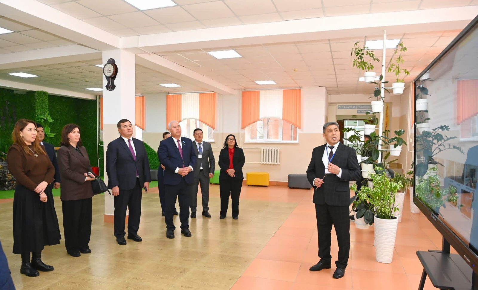 Байқоңыр қаласындағы мектеп-лицейдің материалдық базасымен танысты