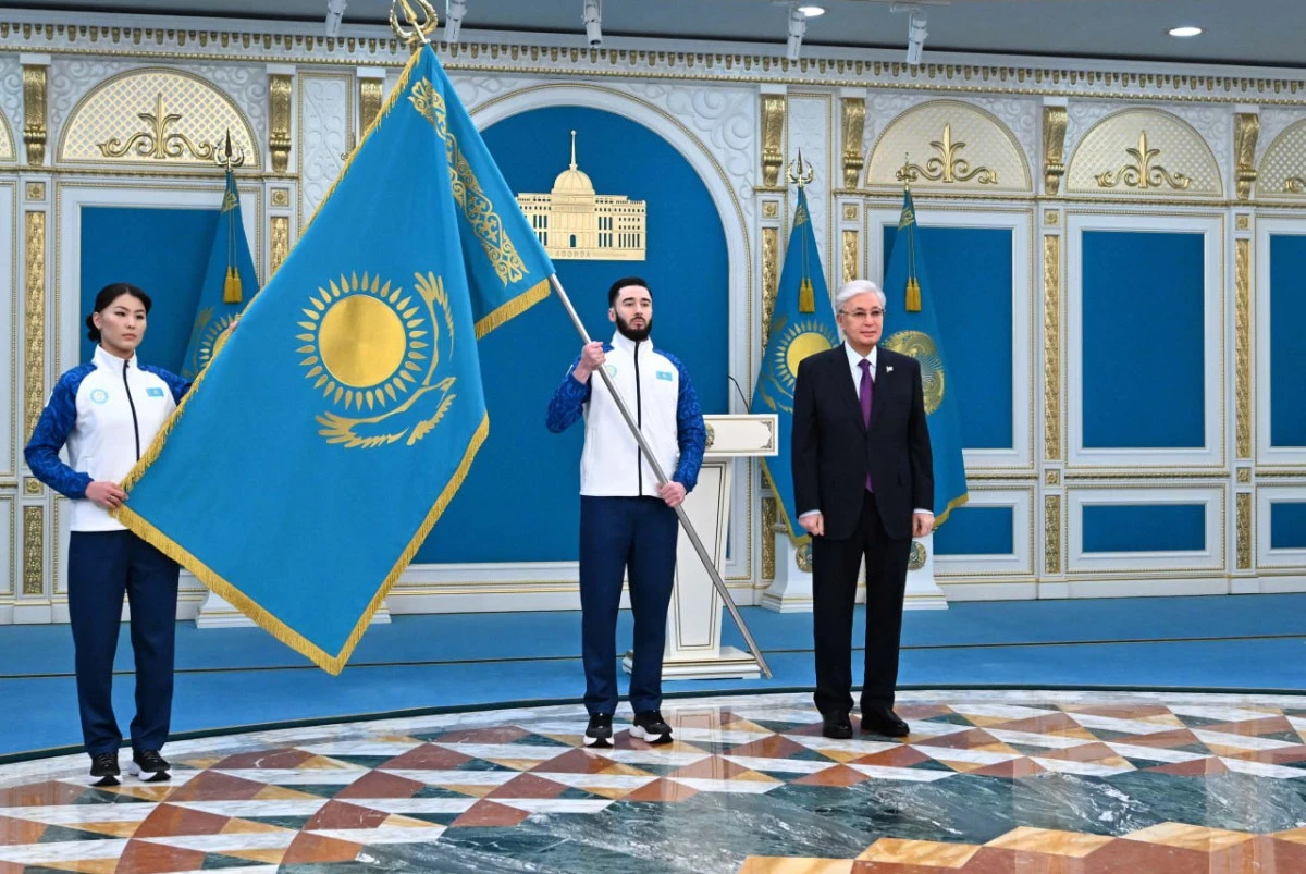 Токаев вручил государственный флаг знаменосцам олимпийской и паралимпийской команд