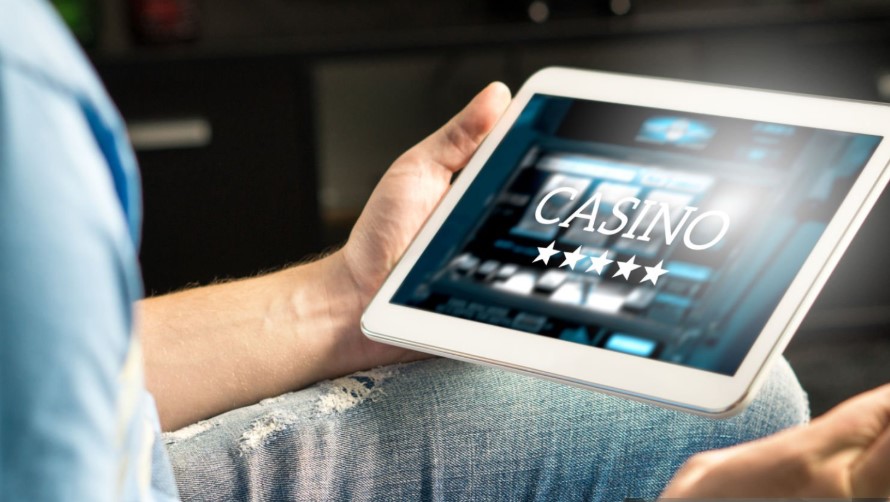 Координировали казино из-за рубежа: американца и украинку объявили в розыск в Казахстане