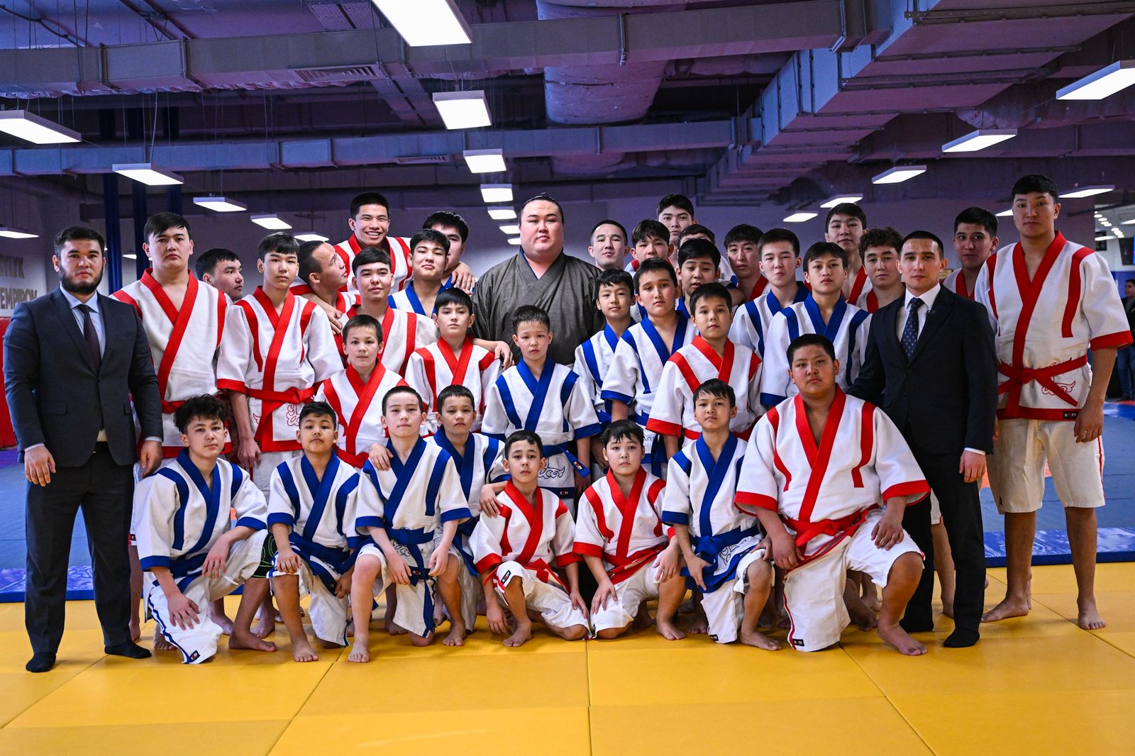 Кәсіпқой сумошы Ерсін Балтағұл қазақстандық спортшылармен жүздесті