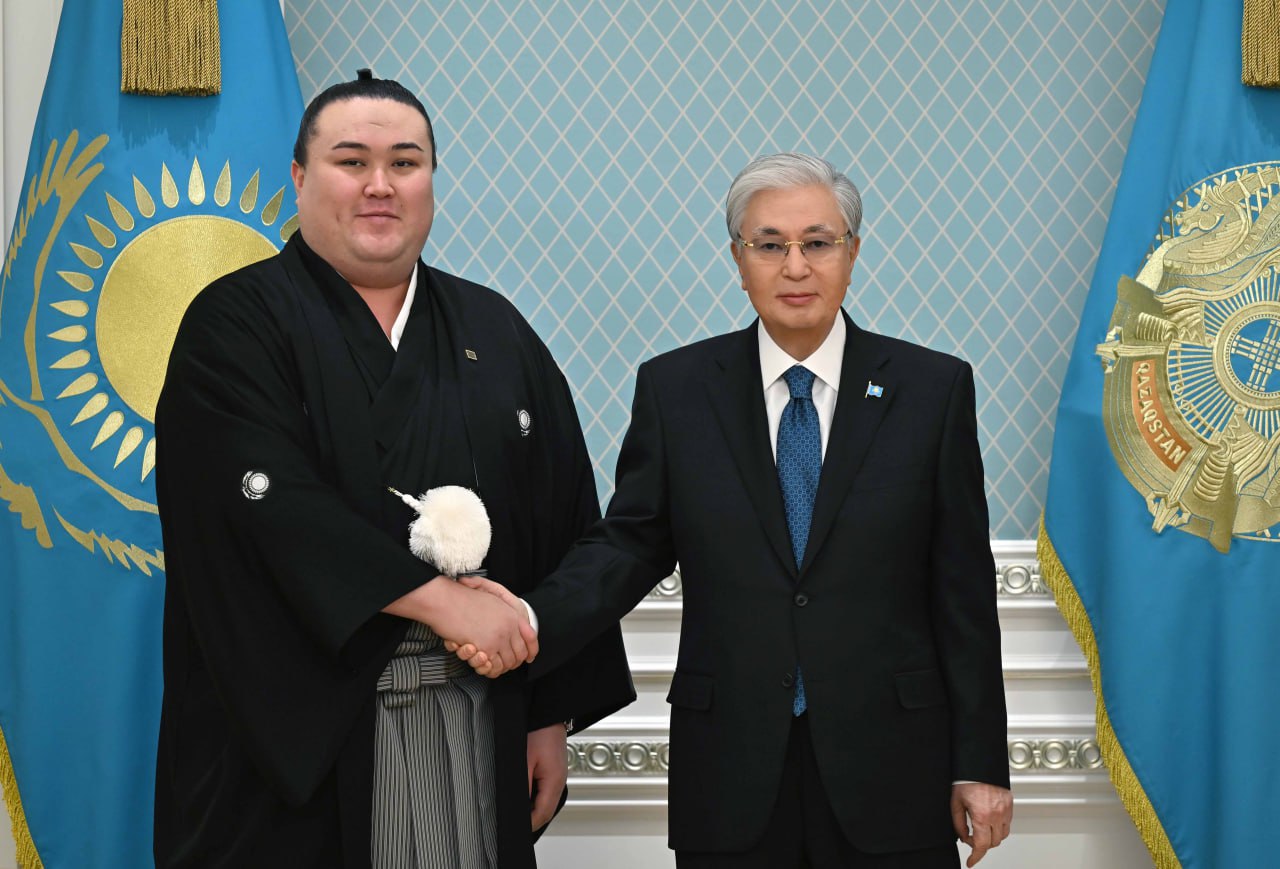 Президент встретился с казахстанским сумоистом
