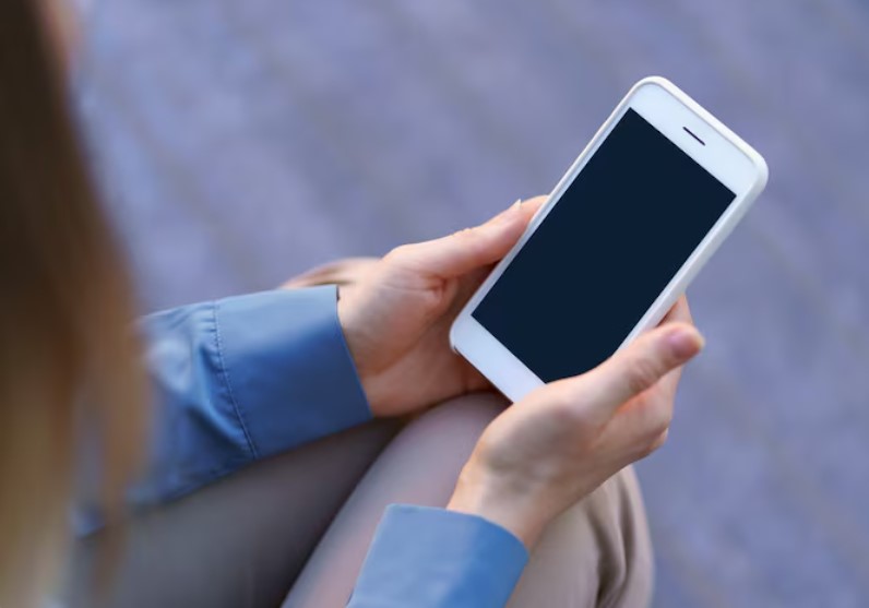 Мошенники обманули жительницу Уральска на 5 млн тенге через поддельное приложение