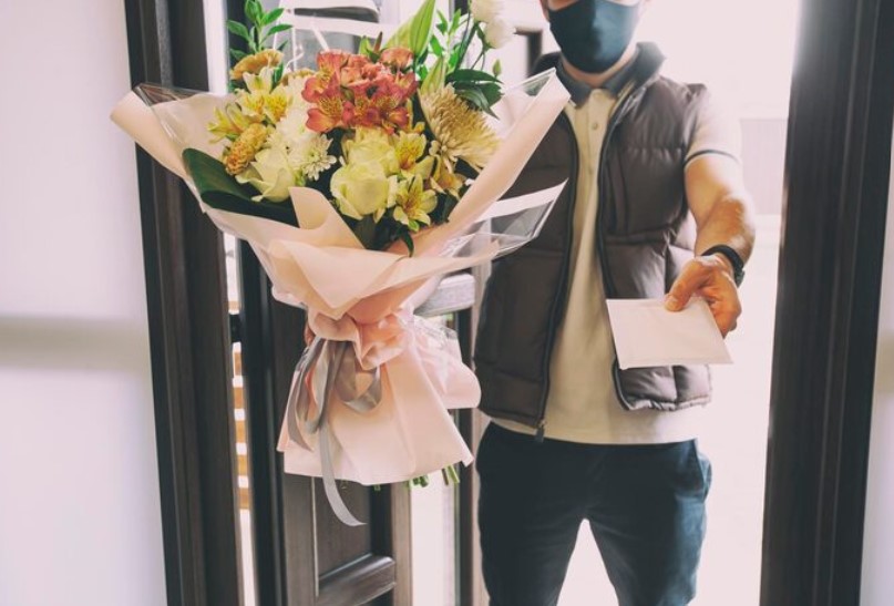Цветы с подвохом: мошенники обманывают казахстанцев перед 8 Марта