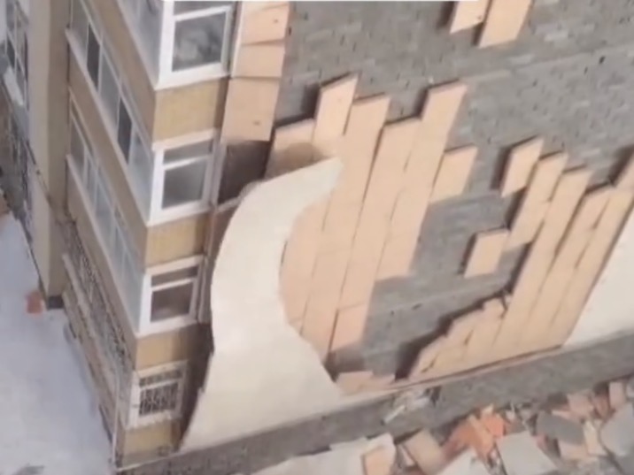 В Астане сильный ветер сорвал облицовку с жилого комплекса