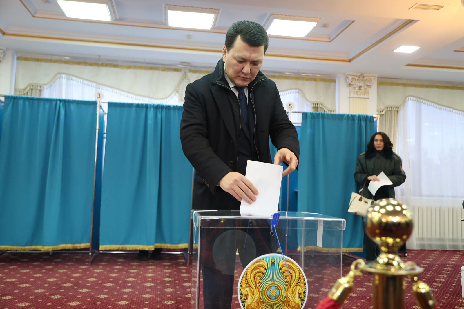 Ел болашағын айқындайды – Ерлан Қарин референдумда өз дауысын берді