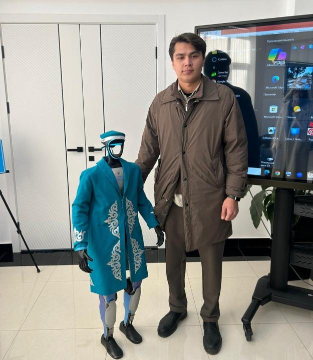 Референдумға роботпен келген сайлаушы жұрттың назарын аударды