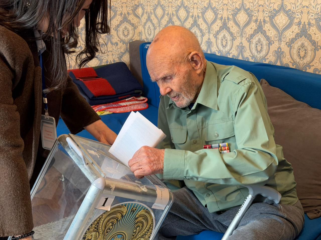 Ғасыр жасаған Ұлы Отан соғысының ардагері Василий Салазкин үйінде дауыс берді