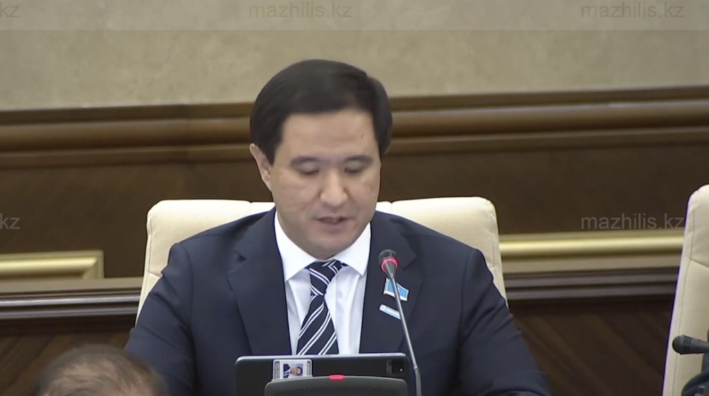 Депутат требует навести порядок в вузах: дипломы получают без учебы