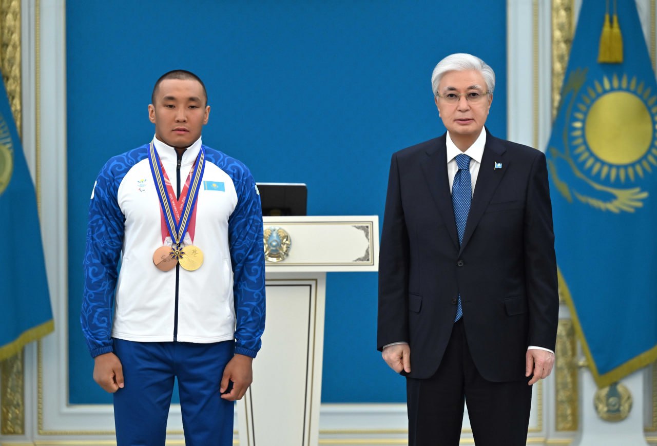 Токаев наградил чемпиона зимних Паралимпийских игр Ербола Хамитова