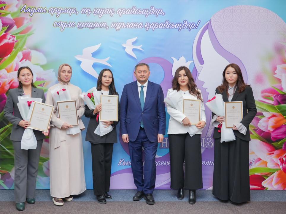 Женщинам-ученым Казахстана вручили сертификаты на жилье и награды имени академика Н.Базановой