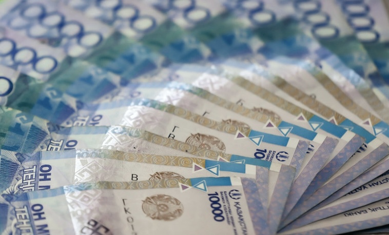 В Казахстане продлили срок обращения старых купюр в 10 000 тенге