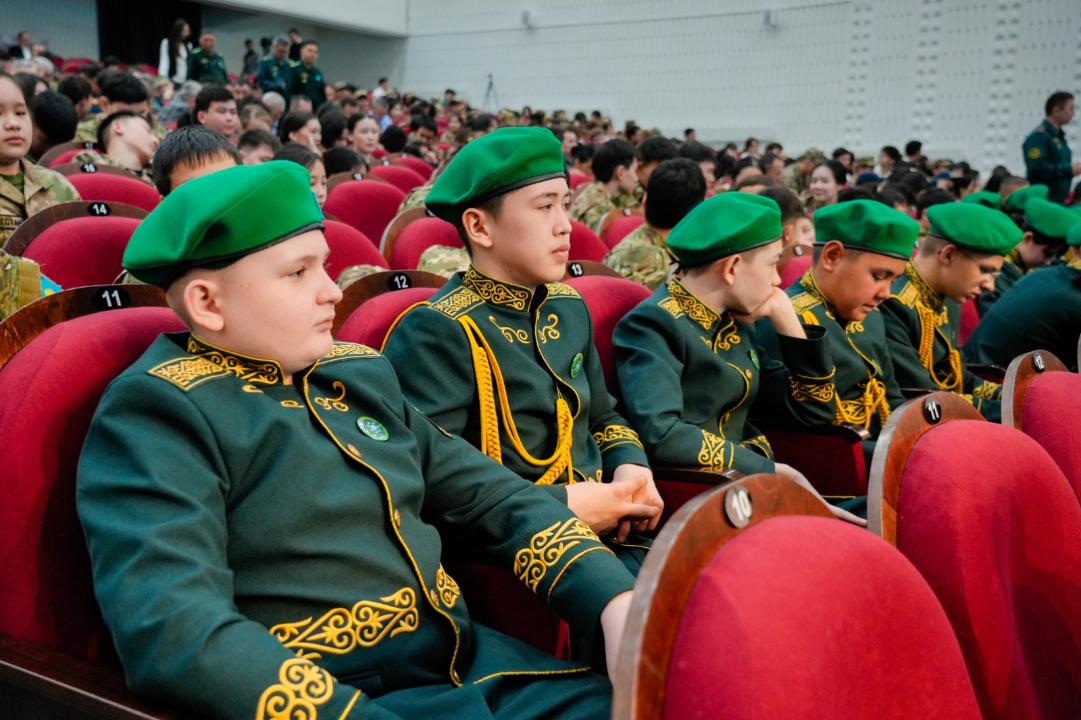 В Астане торжественно проводили в армию очередную группу призывников