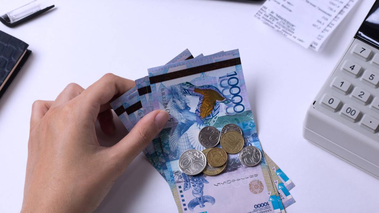 Средняя зарплата в Казахстане приближается к полумиллиону тенге