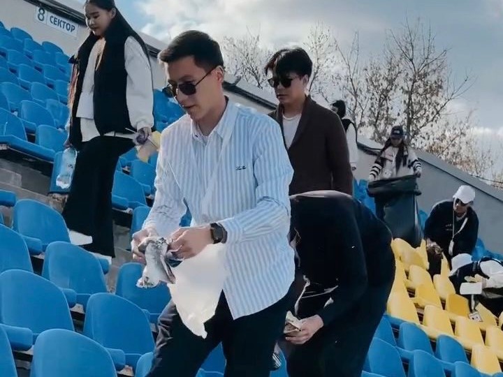 Матч с алматинским «Кайратом» завершился уборкой стадиона силами болельщиков и волонтеров