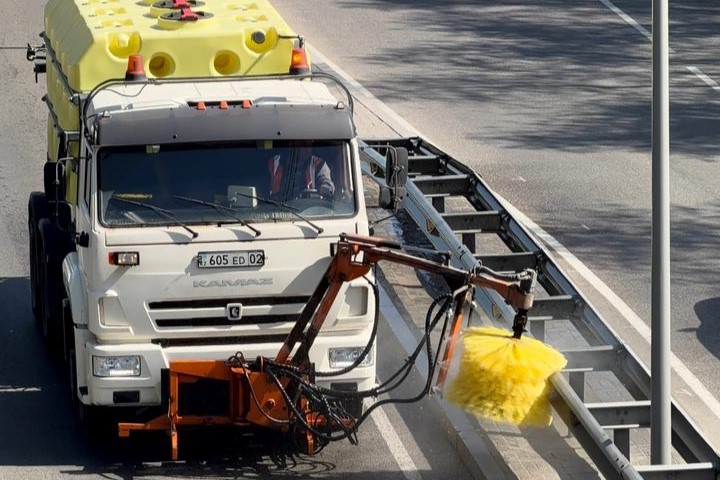 Аким Алматы поручил усилить контроль за чистотой города и запустить новую программу благоустройства