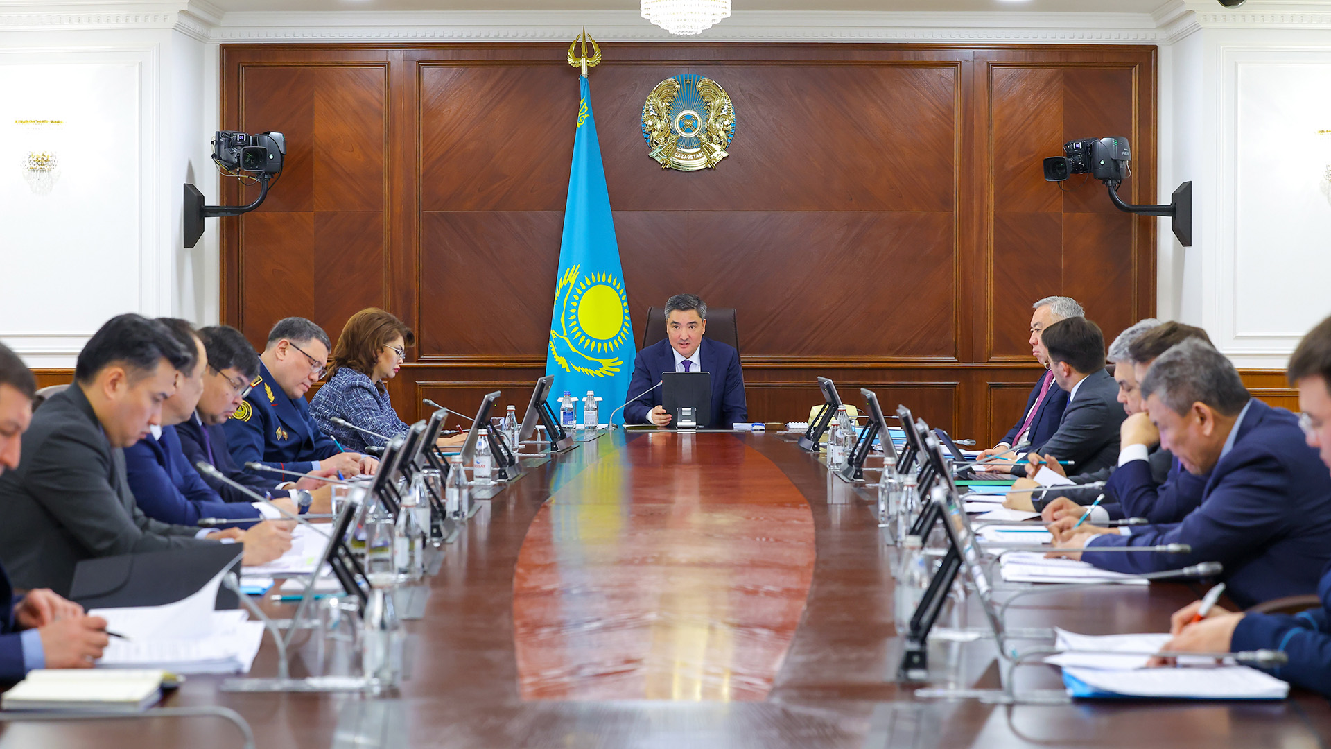 Бектенов поручил навести порядок: от улиц до цифрового пространства