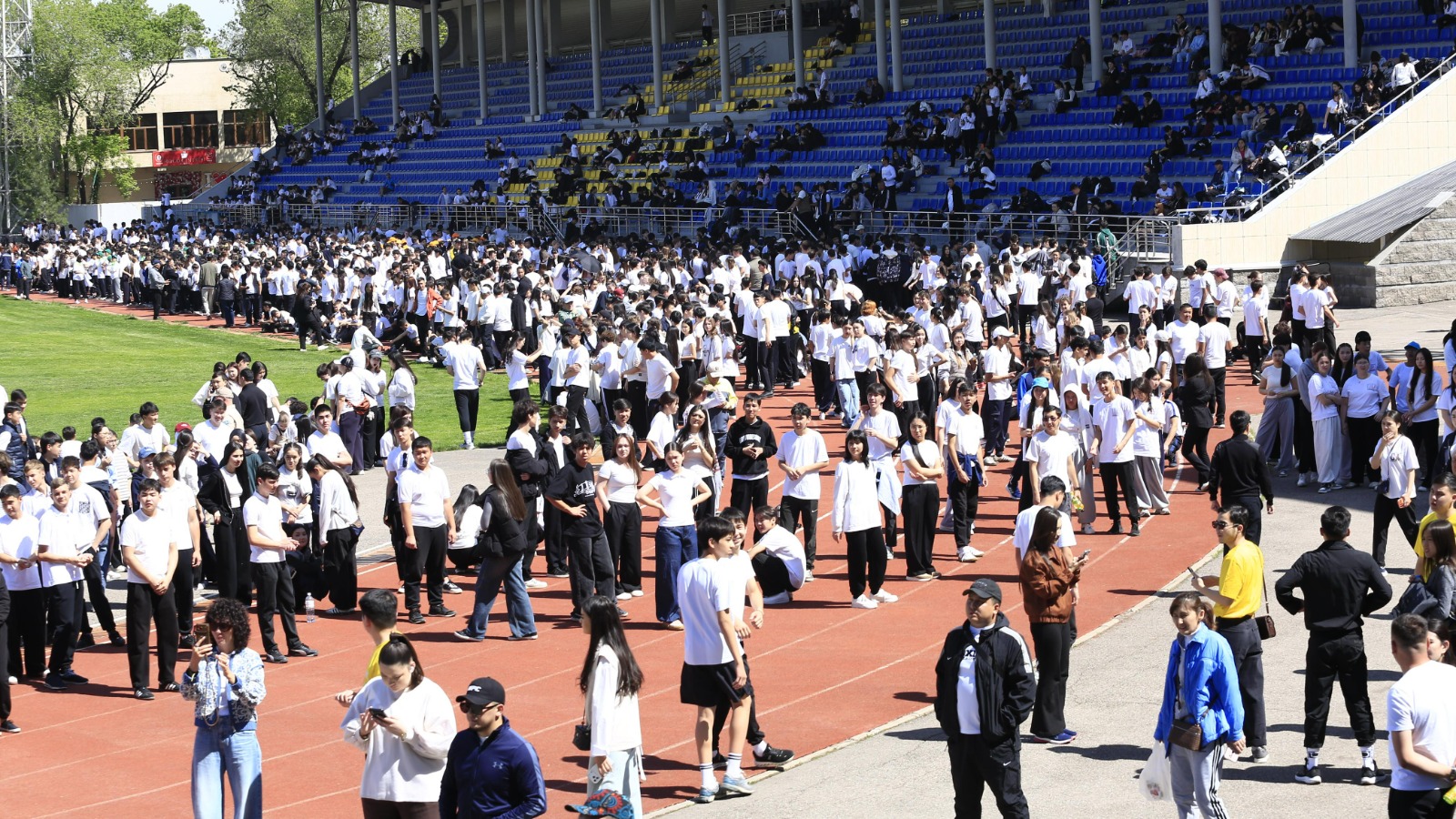 Алматыда 50 мыңнан астам оқушы мен студент бір мезетте таңғы жаттығу жасады