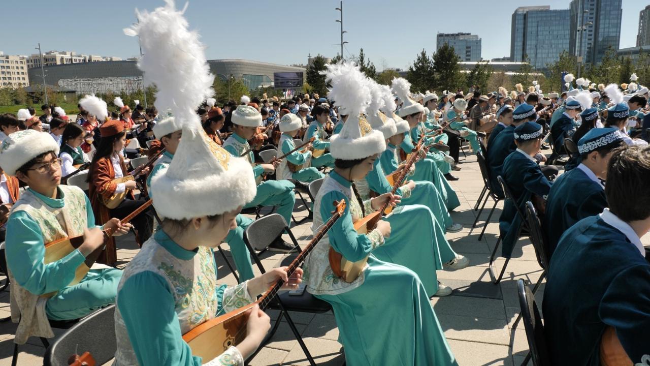 В Астане прошёл масштабный музыкальный флешмоб с участием 2000 школьников