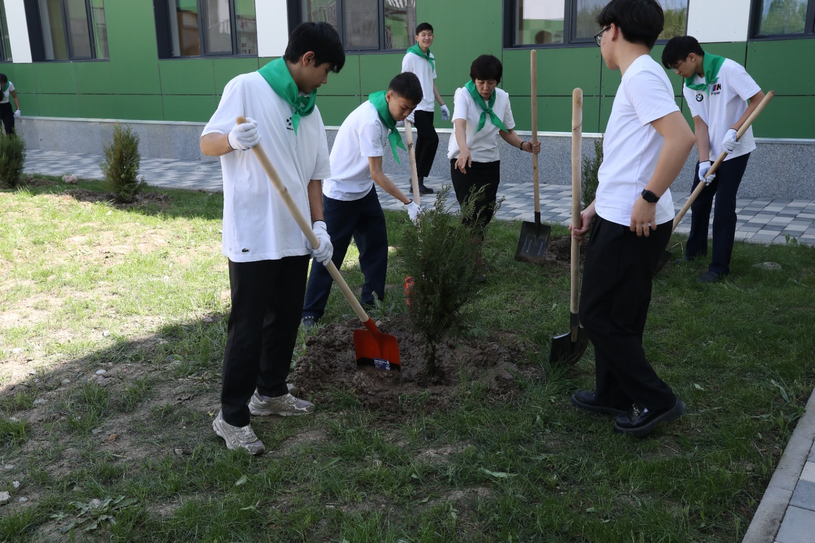 Алматы присоединился к республиканской акции по посадке деревьев выпускниками