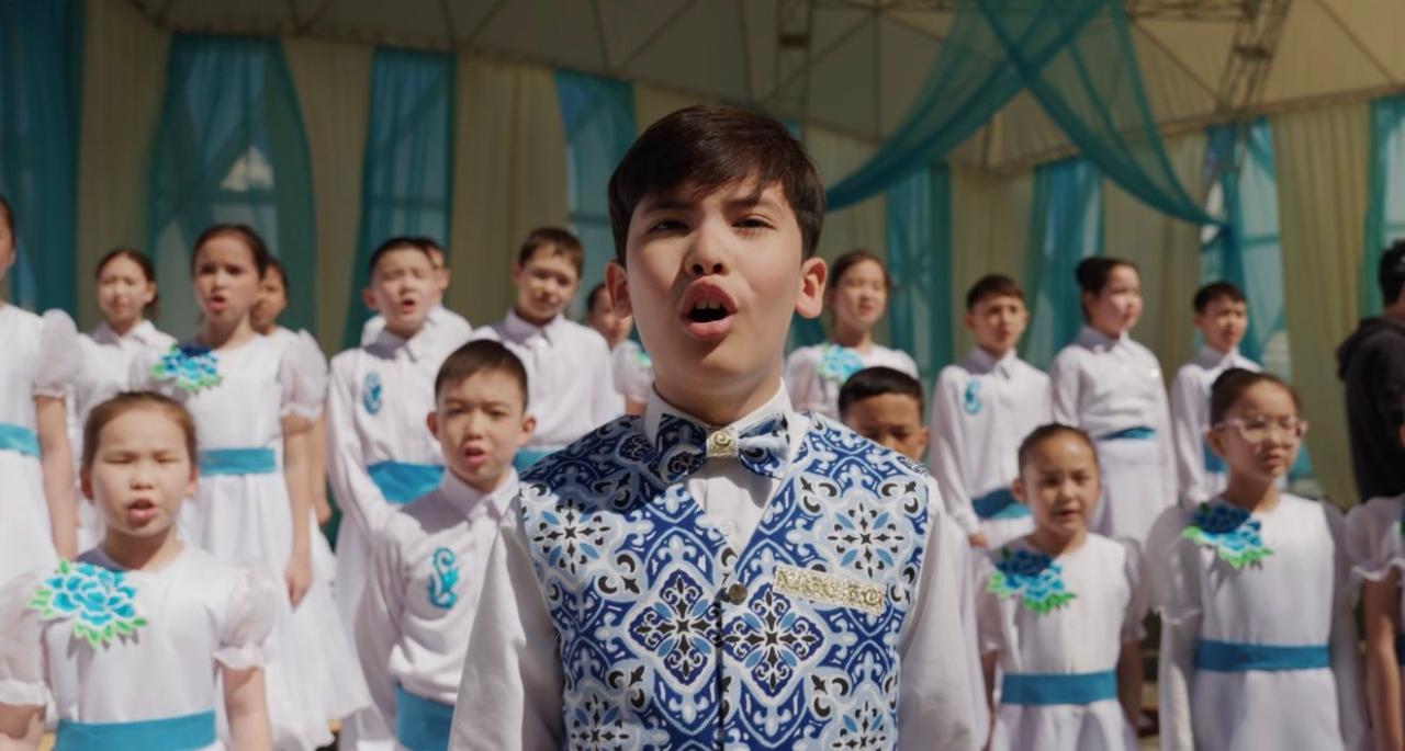 В ритме единства: школьники Астаны провели яркую акцию ко Дню 1 Мая