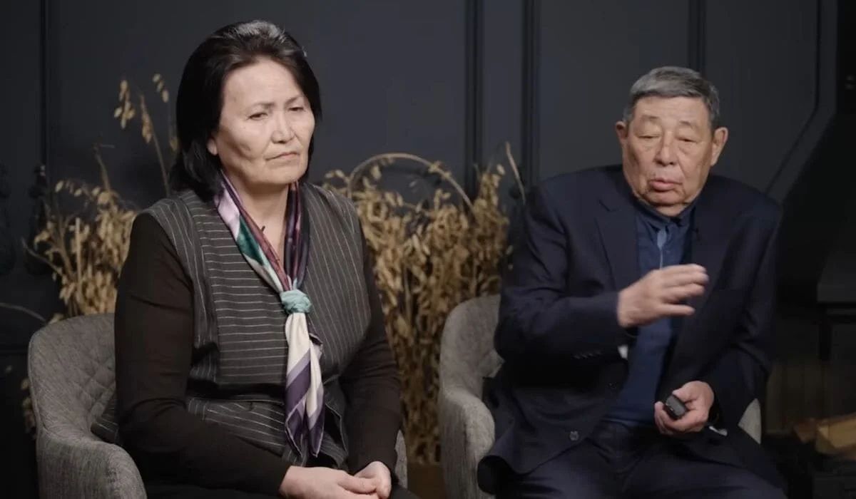 «Нанесли 30 ножевых ранений и хотели отрезать голову»: родители убитой Айгуль Сайлыбаевой дали интервью Собчак