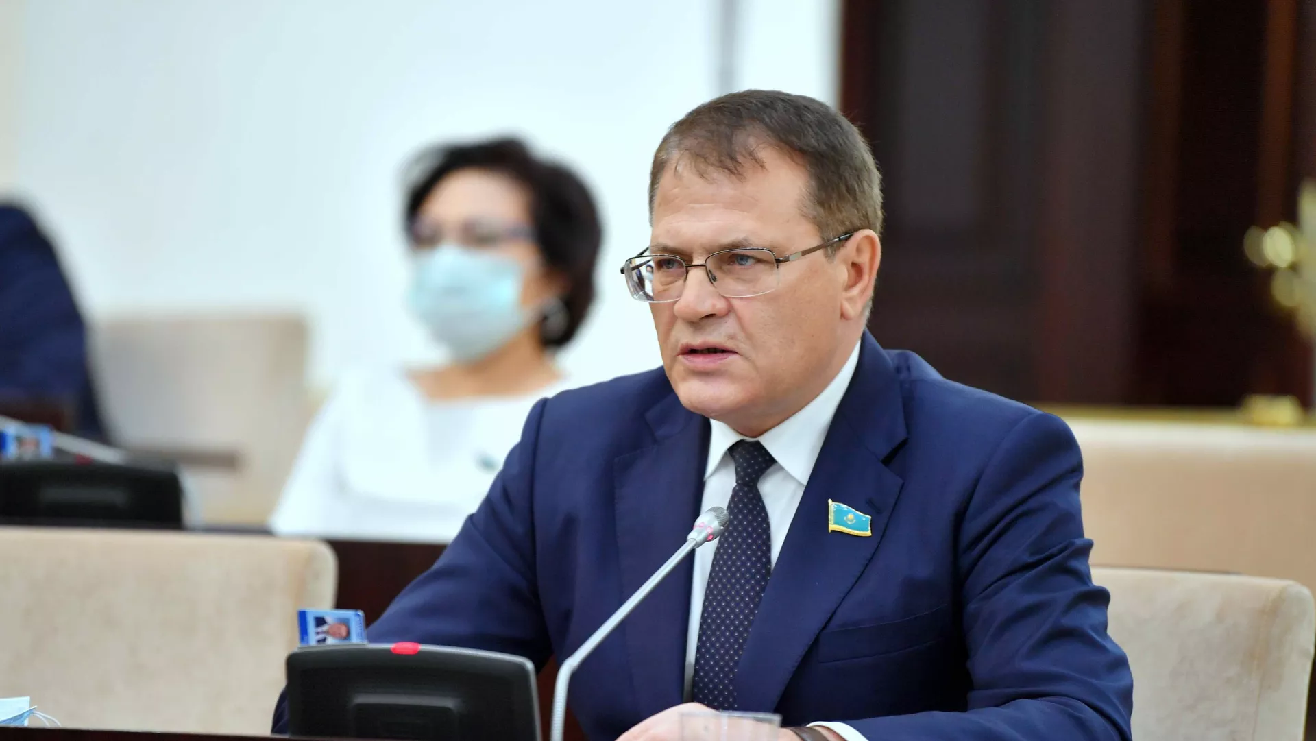 Почти 1,5 трлн тенге из Нацфонда и недозагруженные школы: сенатор раскритиковал реализацию нацпроекта