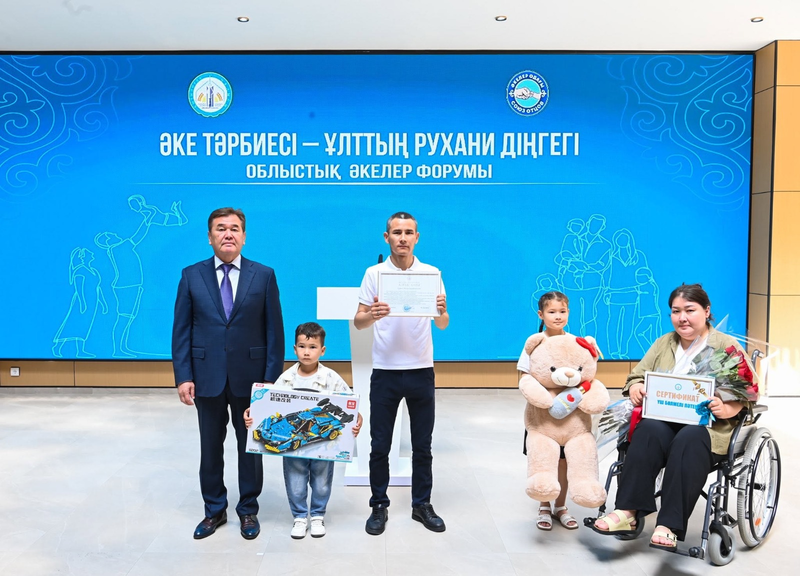Қызылордада еңбегімен үлгі болған әкеге үш бөлмелі пәтердің кілті табысталды