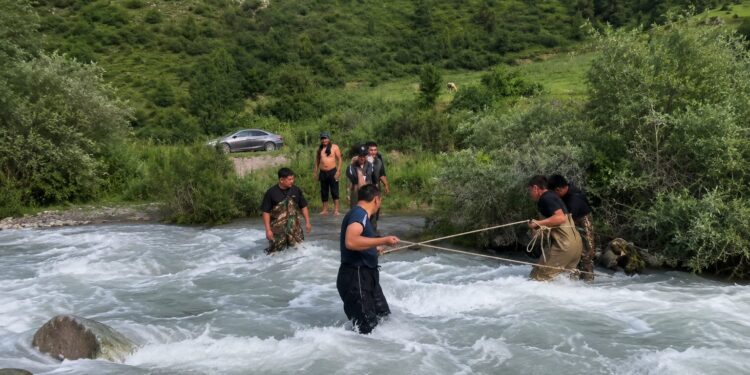 В Кыргызстане нашли тело шестилетнего мальчика, которого унесло рекой
